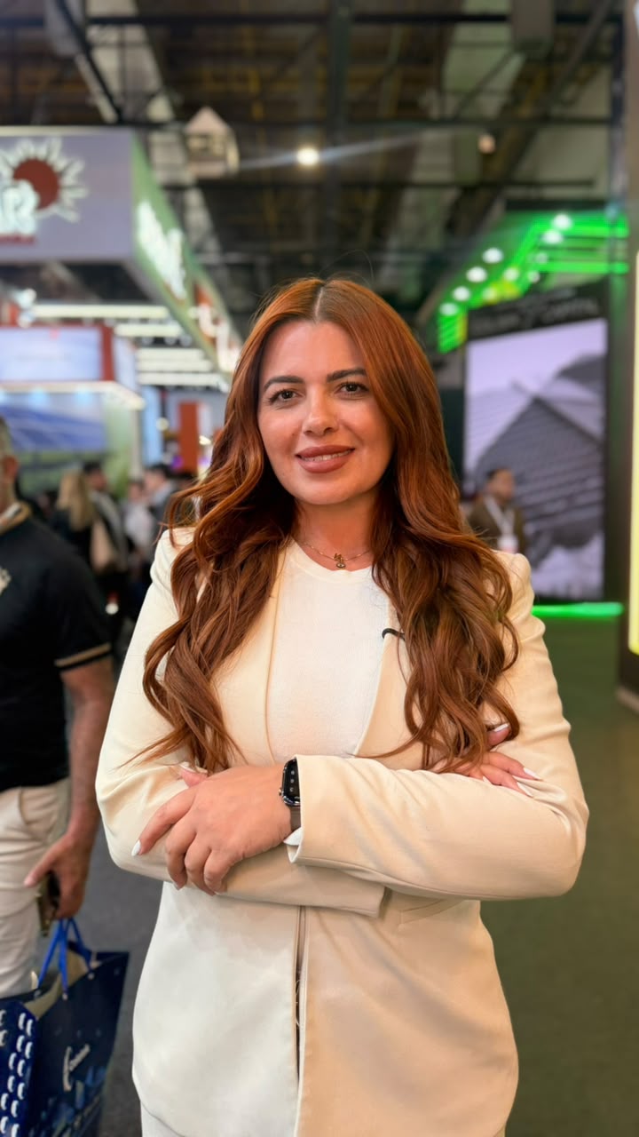 Natalie Acera em uma feira de negócios